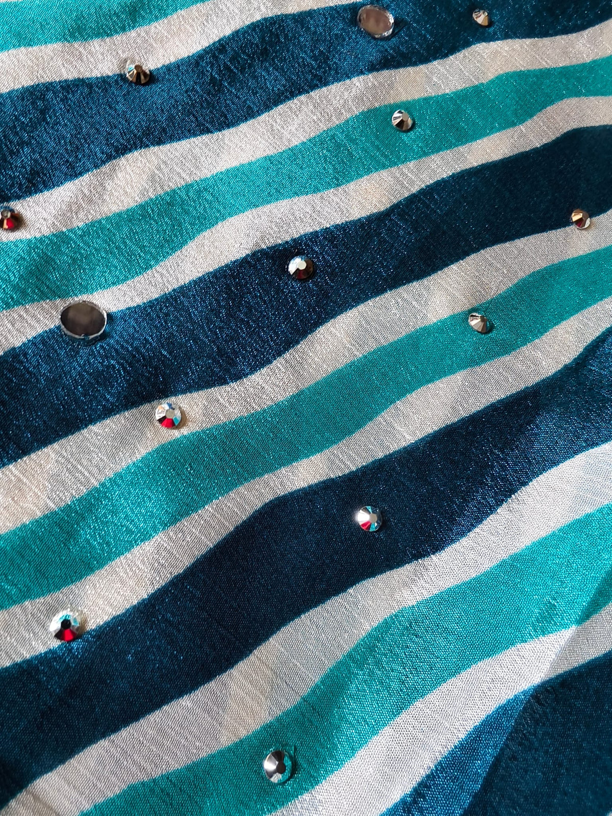 Twinning Lehariya (Similar yet Different) — product view 4